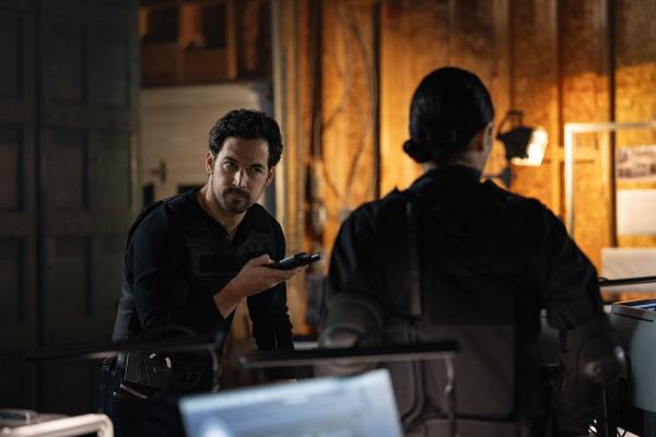 Bild 1 von 6: Cole Ellis (Giacomo Gianniotti, l.)