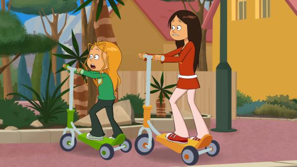 Bild 1 von 4: Marine und Wendy verfolgen mit dem Tretroller den Lastwagen, der die Kuscheltiere abgeholt hat.