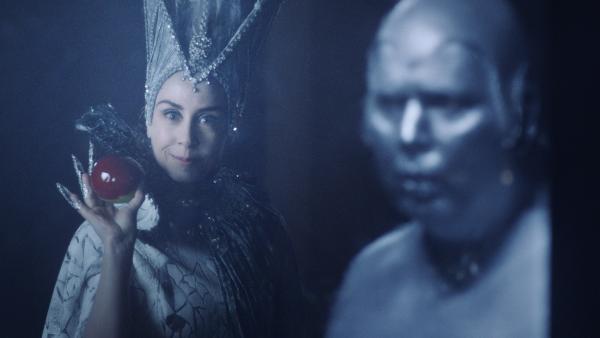 Bild 1 von 6: Die Königin (Sofie Gråbøl) zeigt den Apfel.