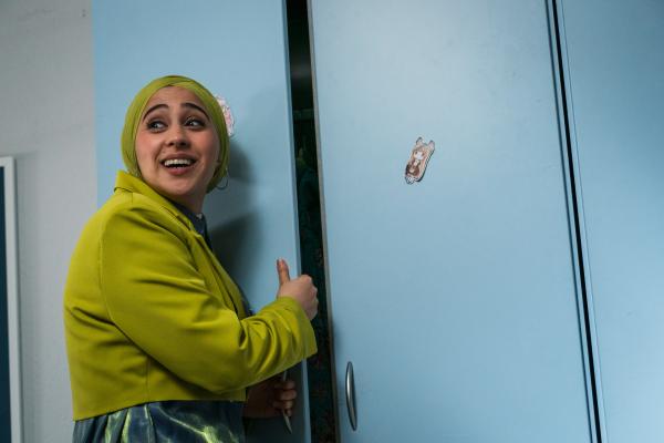 Bild 1 von 5: Frau Amani (Tua El-Fawwal) möchte ebenfalls an der Musik-Session von Mikka und Ruby teilnehmen und verwandelt kurzerhand eine Schranktür in ein Instrument.© mdr/Saxonia Media/Thomas Dietze - Honorarfreie Verwendung gemäß AGB im redaktionellen Zusammenhang mit genannter Sendung bei Nennung \