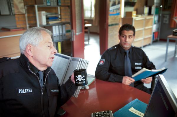 Bild 1 von 13: Wolle (Harald Maack, l.) kommentiert gegenüber Tarik (Serhat Cokgezen, r.) die Ermittlungen.