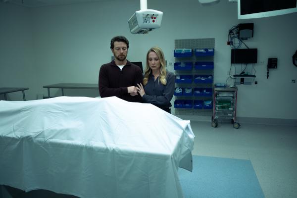 Bild 1 von 8: Abigail (Joanne Froggatt) und Simon (Dan Spielman) sind schockiert über den Tod ihrer Tochter Sophie.