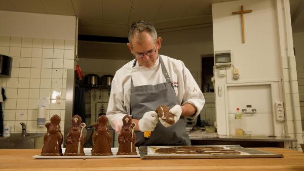 Bild 1 von 19: Im Bild: Hansjörg Haag verfeinert in Hohlformen gegossene Nikolausfiguren.