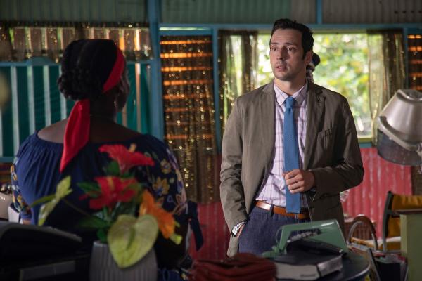 Bild 1 von 4: Detektive Neville Parker (Ralf Little) erfährt von dem Familienschicksal der beteiligten Frauen im Mordfall.