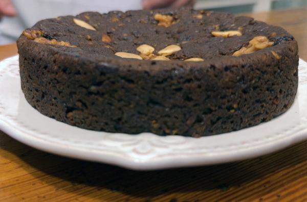 Bild 1 von 3: Bolo de mel ist ein Kuchen aus Zuckerrohrsirup, den die Madeirer mit den Händen in Stücke rupfen und das ganze Jahr über zu besonderen Anlässen miteinander teilen.