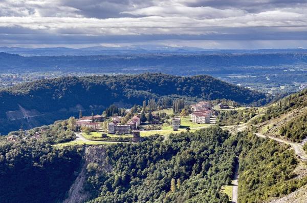 Bild 1 von 3: Potskhoetseri ist das erste Dorf unterhalb des Staudamms.