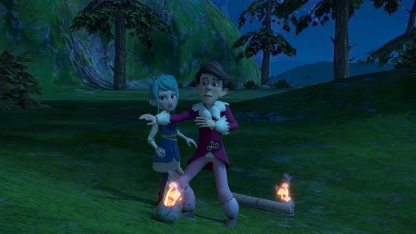 Bild 1 von 3: Tipsar (rechts) und Glyn (links) wollen der Ursache für die geheimnisvollen Feuer in der Nacht nachgehen und begeben sich auf Spurensuche.