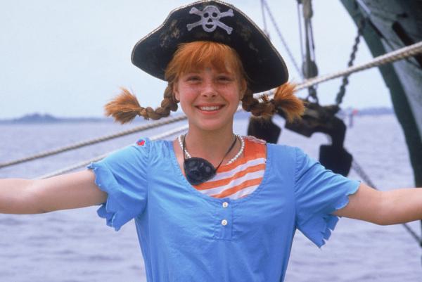 Bild 1 von 3: Pippi Langstrumpf (Tami Erin) genießt ihre Reise auf hoher See in vollen Zügen. Doch das nächste Unglück bahnt sich bereits an.