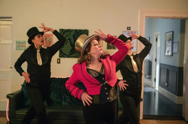Bild 1 von 2: Linda (Mandy McElhinney, Mi.) in einem Flashback beim Stepptanz