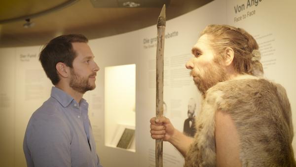 Bild 1 von 15: Von Angesicht zu Angesicht: Mirko Drotschmann vor einer Neandertaler-Rekonstruktion im LVR-Landesmuseum Bonn. Ein bis drei Prozent der Gene des modernen Menschen stammen vom Neandertaler.