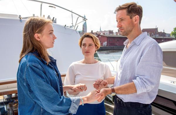 Bild 1 von 10: Im Bild: Emily (Hannah Dalmeyer, l.), Viktoria (Wanda Perdelwitz, M.) und Marold (Dominik Maringer, r.) nehmen Abschied von ihrer ermordeten Freundin Kyra.