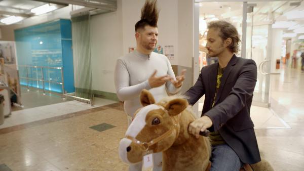 Bild 1 von 3: Michael Ostrowski unterwegs mit Performance Künstler und DJ Peter Bäcker.