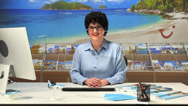 Bild 1 von 6: Verkäuferin im Reisebüro: Die Katalogsprache von TUI - teilweise zu schön, um wirklich wahr zu sein.
