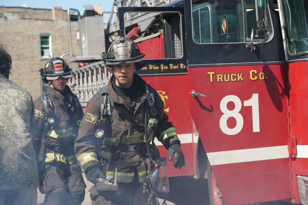 Bild 1 von 14: (l-r) Steven McQueen as Jimmy Borrelli, Jesse Spencer as Matthew Casey -- (Photo by: Elizabeth Morris/NBC)
