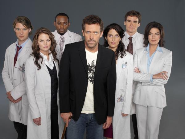 Bild 1 von 18: (2. Staffel) - Im Leben ist nicht immer nur alles eitel Sonnenschein (v.l.n.r.): Dr. Robert Chase (Jesse Spencer), Dr. Allison Cameron (Jennifer Morrison), Dr. Eric Foreman (Omar Epps), Dr. Gregory House (Hugh Laurie), Dr. Lisa Cuddy (Lisa Edelstein), Dr. James Wilson (Robert Sean Leonard) und Stacy Warner (Sela Ward)