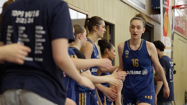 Bild 1 von 3: Lilli klatscht ab.