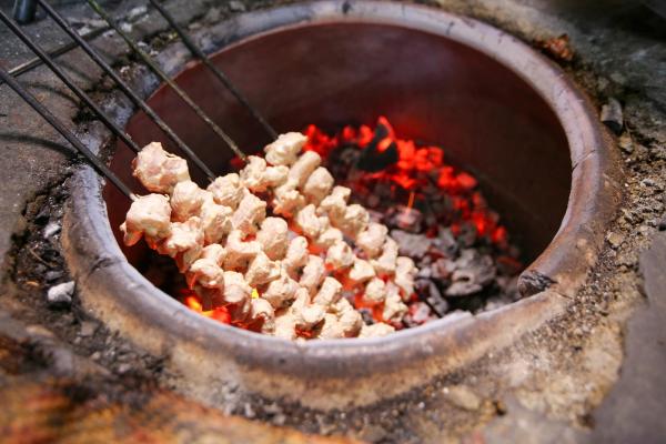 Bild 1 von 18: Im Bild: Streetfood: Kebabs rösten auf offenen Kohlebecken.