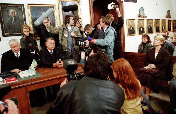 Bild 1 von 8: Im Bild: Martin Reidinger nach der Verurteilung (v.li.: Peter Bongartz, Franz Buchrieser, Christiane Hörbiger).