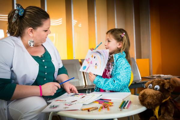 Bild 1 von 10: Während Lucies (Leni Leinfelder, r.) Mutter behandelt wird, kümmert sich Frauke (Manuela Wisbeck, l.) um die Kleine.