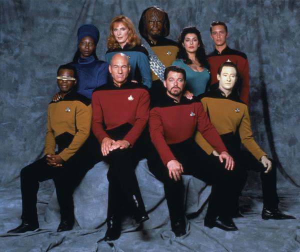 Bild 1 von 2: Star Trek The Next Generation Gallery, Raumschiff Enterprise Das nächste Jahrhundert  LeVar Burton (Lt. Comm. Geordi LaForge), Patrick Stewart (Captain Picard), Jonathan Frakes (Comm. Riker), Brent Spiner (Lt. Comm. Data), Wil Wheaton (Wesley Crusher), Marina Sirtis (Counselor Deana Troi), Michael Dorn (Lt. Comm Worf), Gates McFadden (Dr. Beverly Crusher), Whoopi Goldberg (Guinan)