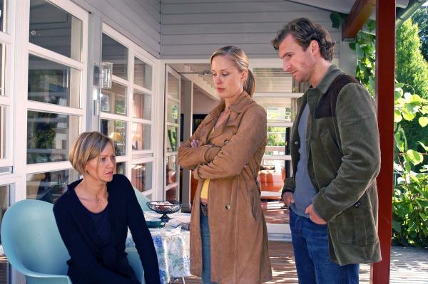 Bild 1 von 12: Die Witwe des ermordeten Bürgermeisters, Maret Zehetmayer (Christine Döring, l.) wollte mit den befruchteten Eizellen aus der ersten Ehe des Bürgermeisters unbedingt ein Kind bekommen. Für Rebecca (Lilian Klebow, M.) und Marc (Siegfried Terpoorten, r.) ein weiteres Motiv ...