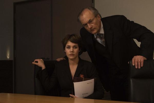 Bild 1 von 20: Zunächst ist der Vorstandsvorsitzende Dr. Imhoff (Dietrich Mattausch, r.) ziemlich angetan von den Vorschlägen seiner neuen Kollegin. Doch dann streicht ihm Sara (Felicitas Woll, l.) zum Wohle der Firma alle Sondervergütungen, insbesondere seine geplante Finca in Spanien ...