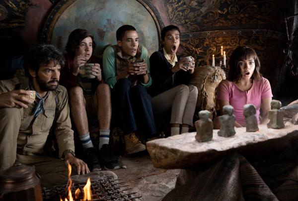 Bild 1 von 12: (v.l.n.r.) Alejandro (Eugenio Derbez); Randy (Nicholas Coombe); Diego (Jeff Wahlberg); Sammy (Madeleine Madden); Dora (Isabela Moner)