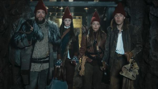 Bild 1 von 1: Von links: Grot (Esben Dalgaard Andersen), Tinka (Josephine Chavarria Højbjerg), Falke (Viilbjørk Malling Agger) und Birk (Jakob Femerling).