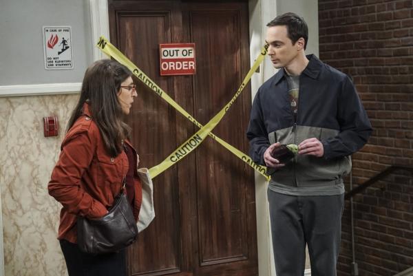 Bild 1 von 15: Da sich die Umbauarbeiten in Amys (Mayim Bialik, l.) Apartment angeblich noch auf unbestimmte Zeit hinziehen, muss sie weiterhin bei Sheldon (Jim Parsons, r.) wohnen. Der hat ein komisches Gefühl - irgendwas verheimlicht Amy ...