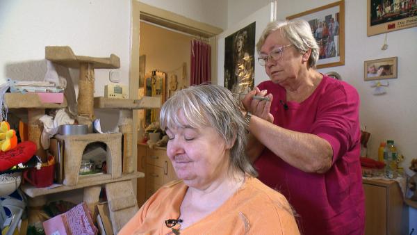 Bild 1 von 3: Elke (re) schneidet Dagmar die Haare