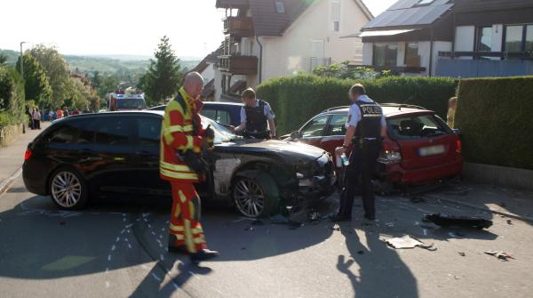 Bild 1 von 1: Autounfall - Polizei und Rettungssanitäter sind vor Ort.