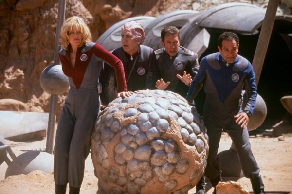 Bild 1 von 3: Die Crew rund um Commander Taggart (Tim Allen, 3.v.l.) ist auf einer gefährlichen Mission in den Tiefen des Weltraums unterwegs. Dabei erwarten Lieutenant Madison (Sigourney Weaver, l.), Dr. Lazarus (Allan Rickman, 2.v.l.) und Technical Sergeant Chen (Tony Shalhoub, r.) verrückte Abenteuer.