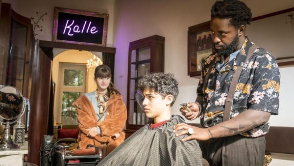 Bild 1 von 7: Gleich gehts Taruns (Caspar) Haaren an den Kragen. Lou (Luna) braucht einen schnellen Plan.