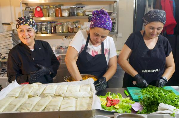 Bild 1 von 3: Das Frauenkollektiv Potlatsch betreibt ein beliebtes Restaurant im Istanbuler Stadtteil Kadiköy.