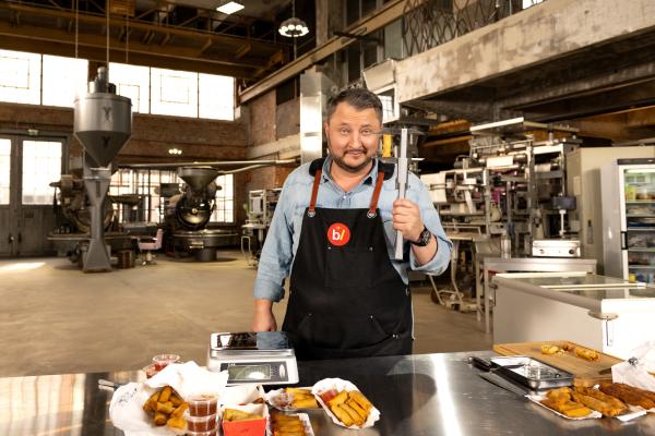 Bild 1 von 6: Sebastian Lege macht eine Stichprobe und kauft Frühlingsrollen von zehn verschiedenen Asia-Restaurants ein. Seine Recherche zeigt: In 10 von 10 Fällen sind die Frühlingsrollen gleich groß und gleich schwer. Ein Indiz dafür, dass sie nicht selbst hergestellt wurden. Die Herkunft der Produkte bleibt unklar.