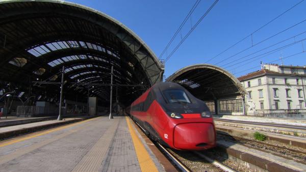 Bild 1 von 2: Der Italo EVO durchquert Italien mit 250 Kilometern pro Stunde. Sein Konkurrent Frecciarossa 1000 bringt es sogar auf 300 Kilometer pro Stunde.