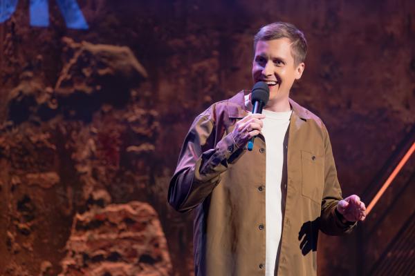 Bild 1 von 47: Gut gelaunt in die neue Staffel: Moderator, Gastgeber und Stand-Up-Comedian Till Reiners