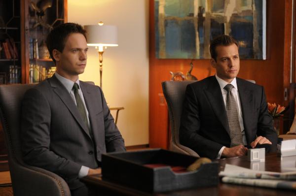 Bild 1 von 2: Harvey (Gabriel Macht, r.) soll den einflussreichen Paul auf Jessicas Seite ziehen - doch dessen Bedingungen bringen ihn in ein moralisches Dilemma. Gemeinsam mit Mike (Patrick J. Adams, l.) muss er taktisch klug vorgehen.