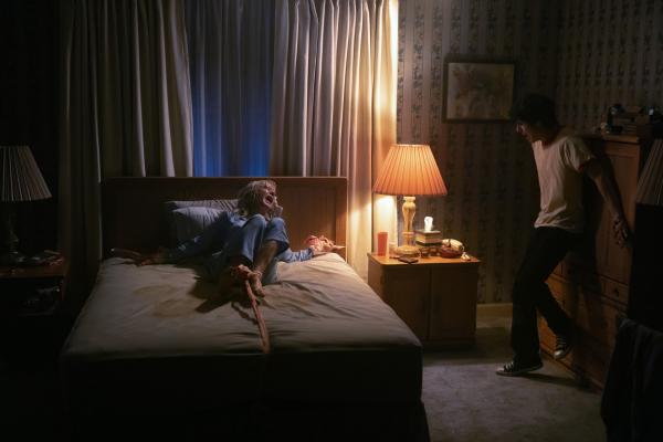 Bild 1 von 3: Linda (Julie Bowen) glaubt, vom Bösen besessen zu sein - Dylan (Emjay Anthony) wird Zeuge ihres Kontrollverlusts. Ist ein Exorzismus ihre letzte Rettung?