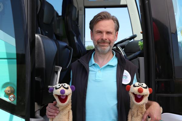Bild 1 von 7: Der Busfahrer (Matthias Matschke) mit Jan & Henry.