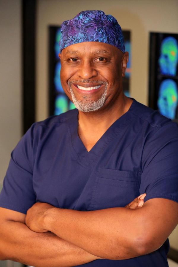 Bild 1 von 54: (12. Staffel) - Stets im Einsatz, um Leben zu retten: Dr. Richard Webber (James Pickens, Jr.) ...