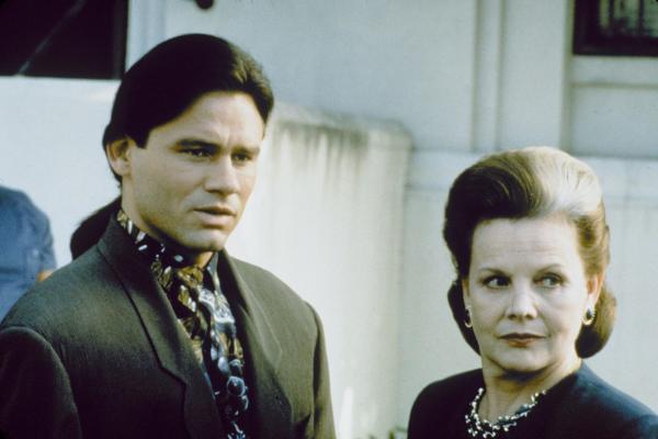 Bild 1 von 15: Als plötzlich Cullen Crisp (Richard Tyson, l.) und dessen Mutter (Carroll Baker, r.) im Kindergarten auftauchen, um Cullens Sohn zu entführen, kommt es zu einem Showdown ...