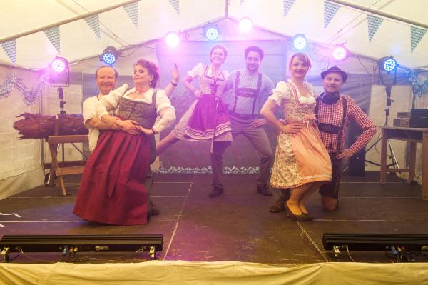 Bild 1 von 5: Die Mitarbeiter des Instituts tanzen Bayerische Volkstänze. Von links: Gmeiner (Rainer Reiners) mit Margarete (Swetlana Schönfeld), Jördis (Nadja Bobyleva) mit Haschim (Omar El-Saeidi) und Dr. Eckhart (Christina Große) mit Titus (Robert Stadlober).