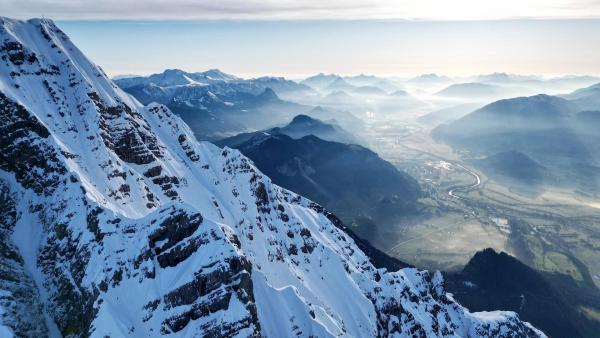 Bild 1 von 22: Im Bild: Grimming Gipfel mit Ennstal im Winter.