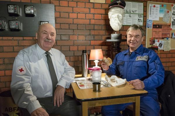 Bild 1 von 3: Aus der Theaterscheune Mäulesmühle, Leinfelden-Echterdingen mit Feuerwehrmann Heinz (Albin Braig, re.) und Sanitäter Eberhard (Karlheinz Hartmann).