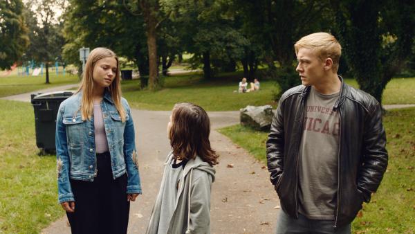Bild 1 von 6: Daniel Klettmann (Vico Magno, M.) erzählt seiner Schwester Vivi Klettmann (Julia Beautx, l.) von Nachrichten eines fremden Mannes auf dem Handy ihrer verstorbenen Mutter. Tim Münzinger (Julius Nitschkoff, r.) weiß anscheinend mehr darüber.