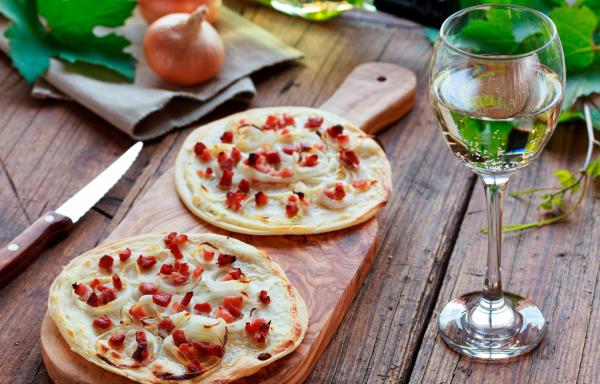 Bild 1 von 4: Frankreich kulinarisch: Flammkuchen und Wein aus dem Elsass. Der Elsässer Flammkuchen ist weltberühmt.