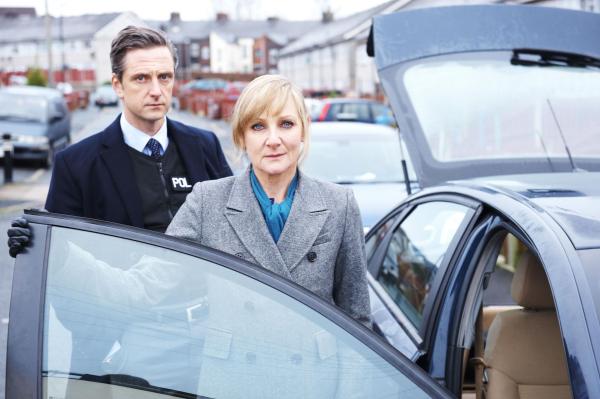 Bild 1 von 8: DS Andy Roper (Nicholas Gleaves, l.); DC Janet Scott (Lesley Sharp, r.)