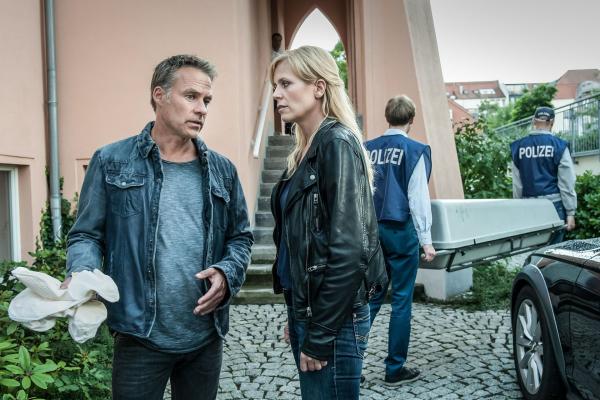 Bild 1 von 5: Jan Maybach (Marco Girnth, l.); Ina Zimmerman (Melanie Marschke, r.)