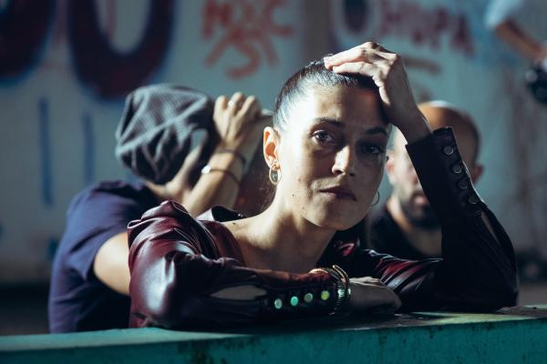 Bild 1 von 5: Gema (Nerea Barros) macht Nando ein finanziell verlockendes Angebot, nachdem sie einen illegalen Kampf von ihm gesehen hat.